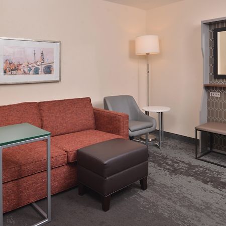 Holiday Inn & Suites Raleigh Cary By Ihg Exterior foto